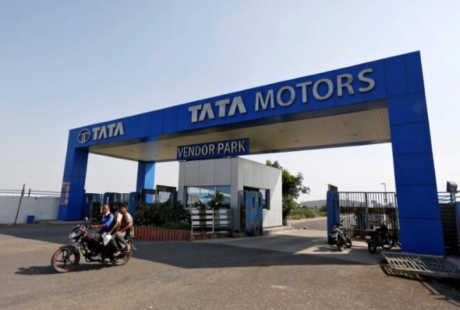 Tata Motors Shares Surge 5% on Strong Q2 Earnings