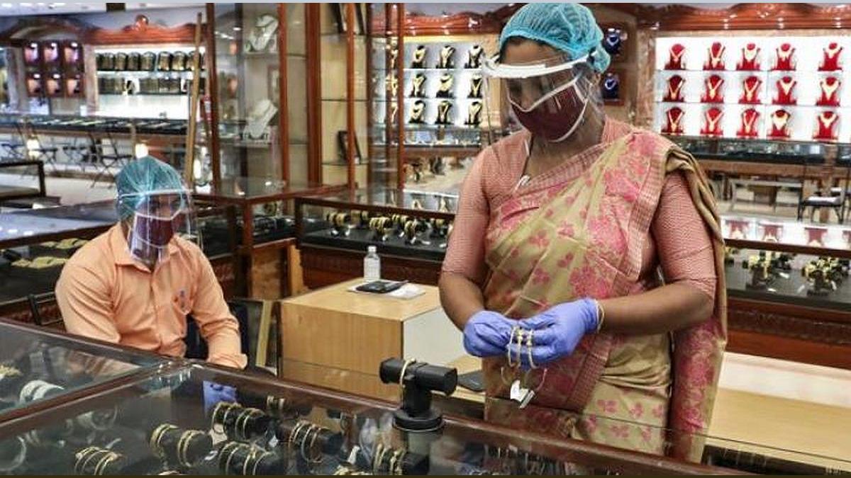Gold Futures Fall on Low Demand - MCX