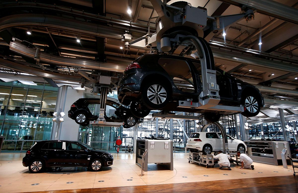 Auto dealers sceptical about signs of recovery