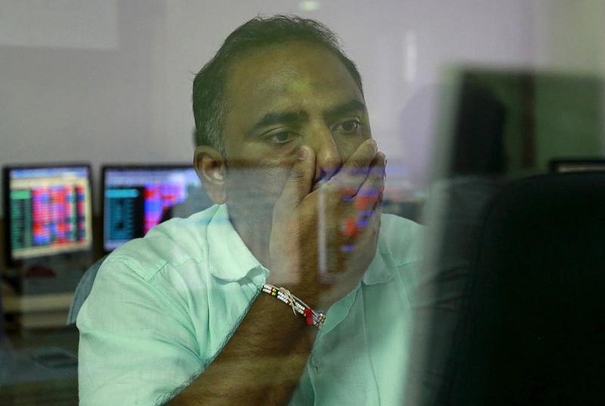 Sensex sinks 617 points due to selling in metal, banking stocks