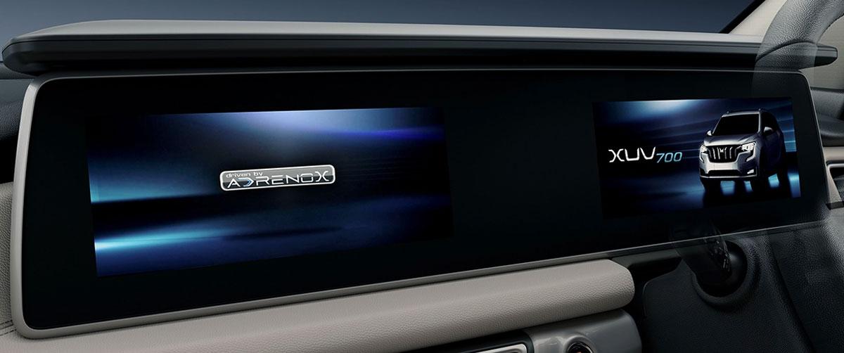 The seamless Dual HD infotainment screen 