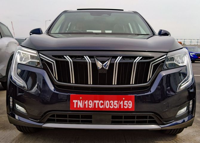 XUV700 front grille