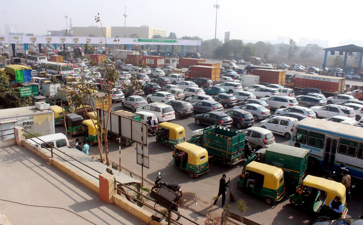 chaos-rules-at-toll-plazas-over-fastag-implementation-rediff-business