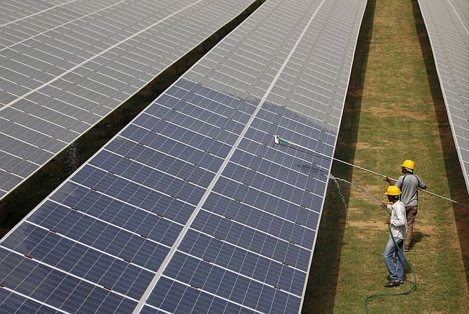 PM Modi to Lay Foundation Stone of 300 MW Solar Plant