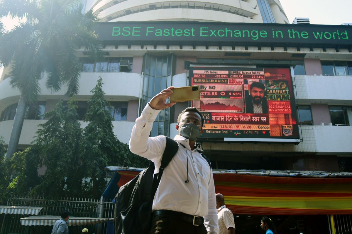 Sensex, Nifty Plunge on Foreign Outflows: Tata Motors Drops 7%