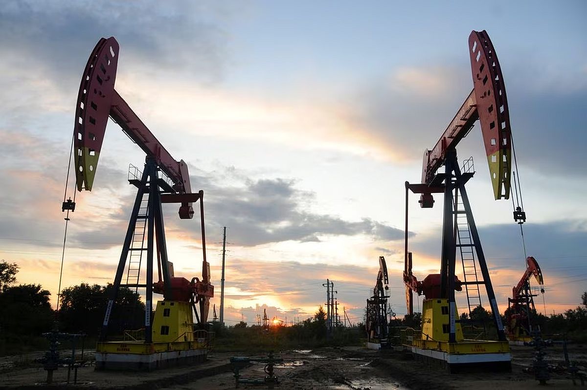 OPEC+ Deepens Oil Cuts: Saudi, Russia Extend Reductions