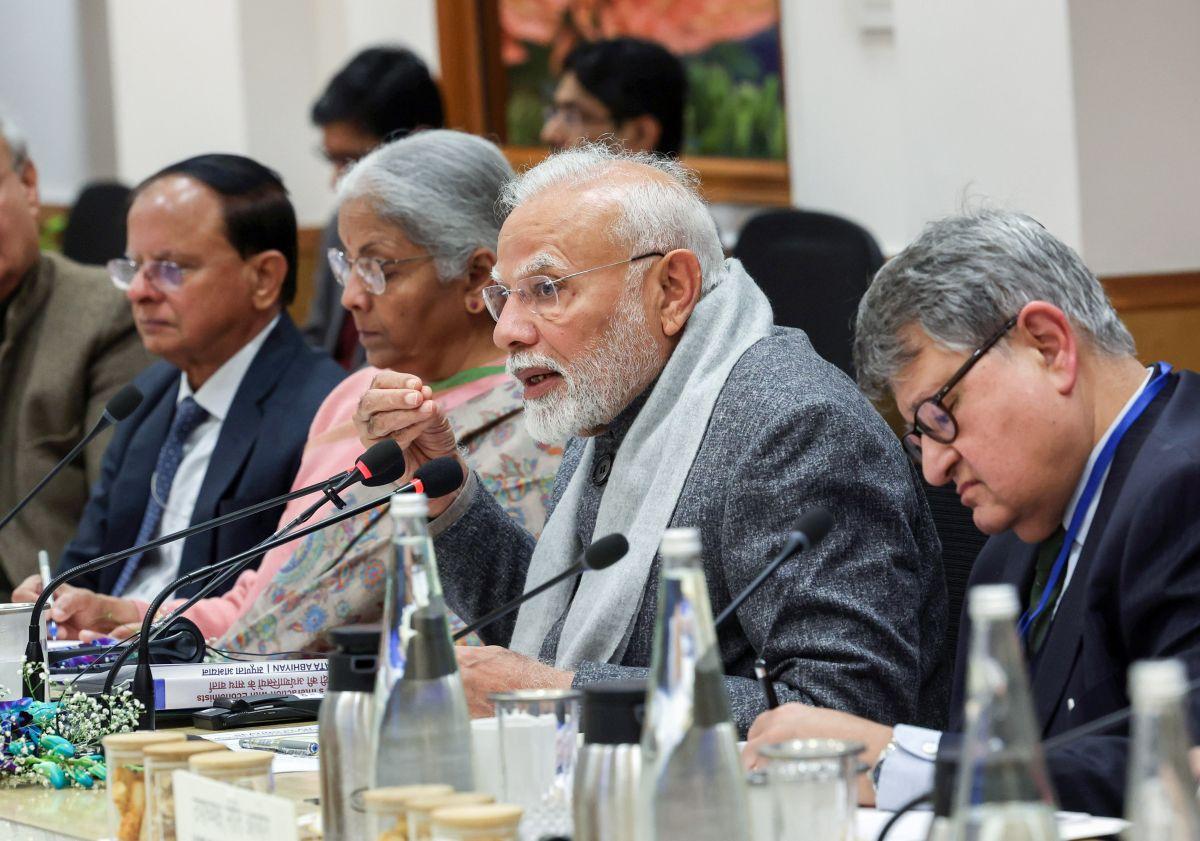 Narendra Modi with FM, economists