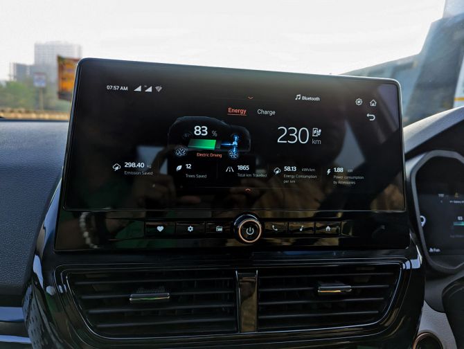 The All new 10.25 inch touchscreen of the XUV400