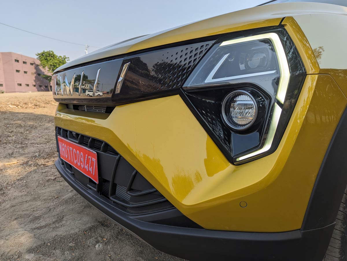 The headlights and drls of the XUV3XO