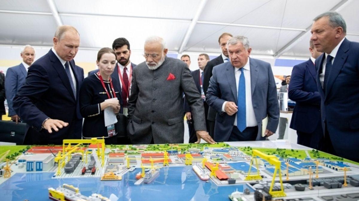 Vladimir Putin Introduces the Largest Shipyard in Russia to Narendra Modi