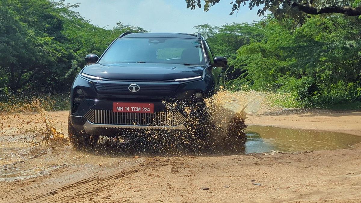 Tata Harrier.ev splashing mud