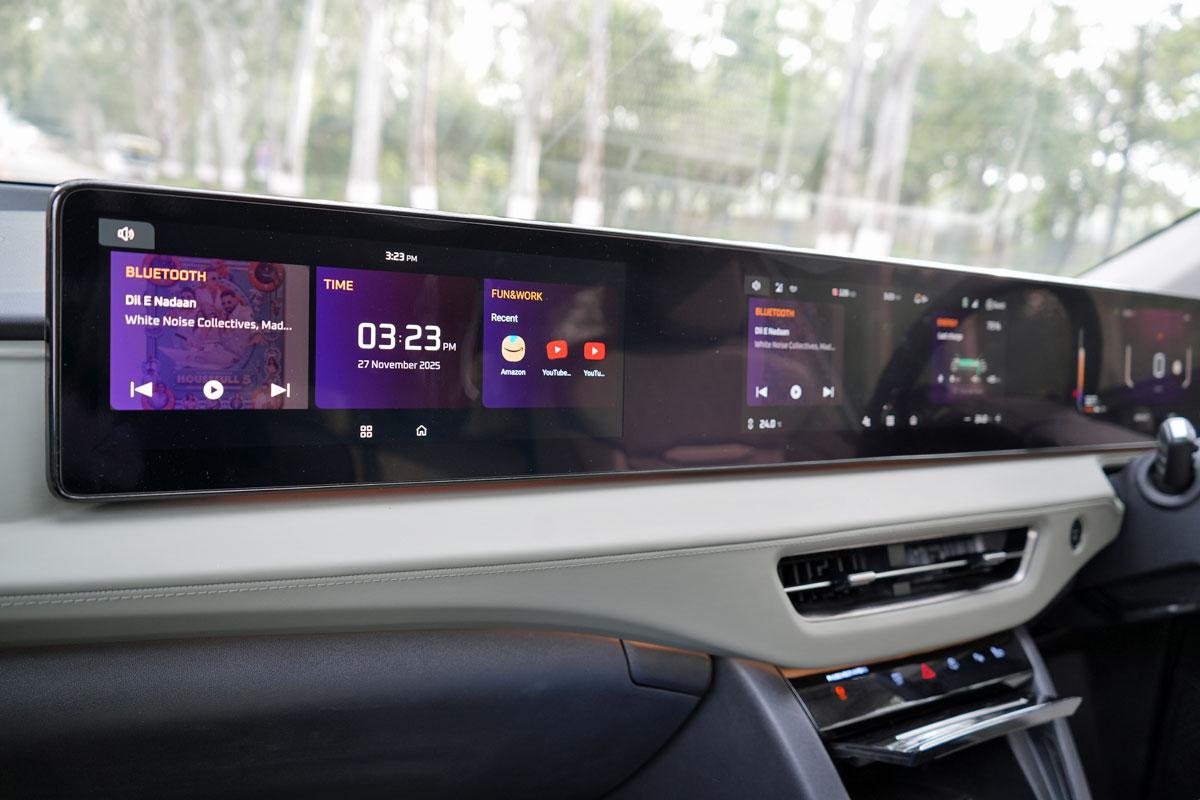 Large 3 screens on the XEV 9s