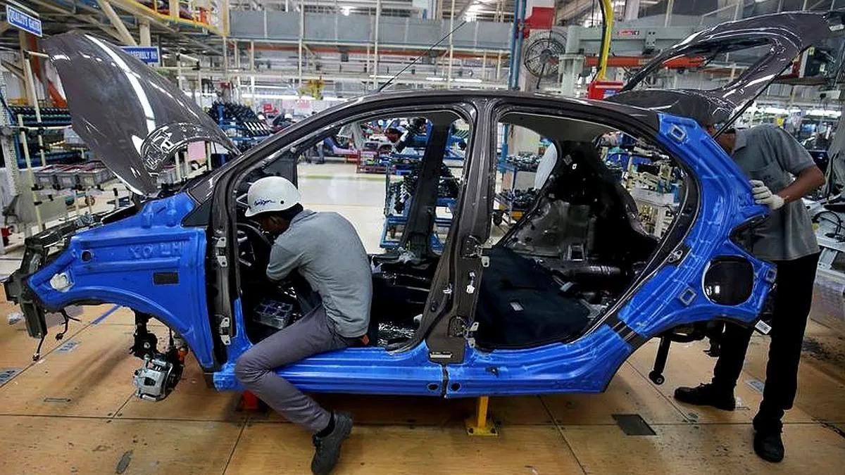 Auto: Fuel efficiency norms allow carmakers to pool with others