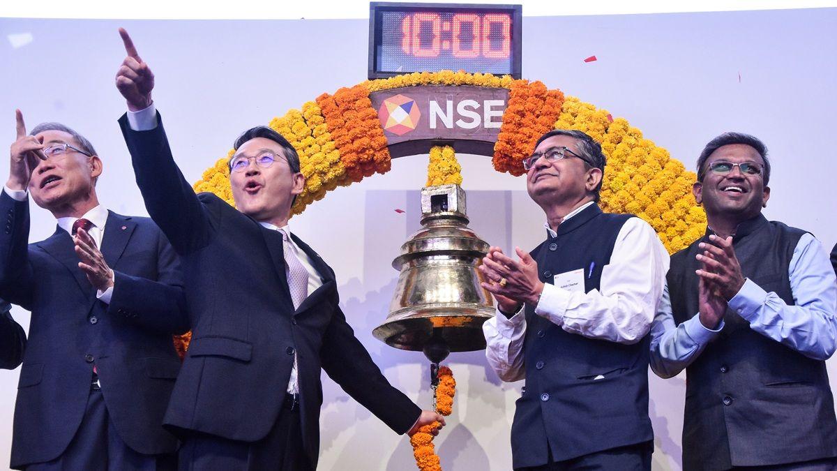President and CEO of LG Electronics, William (Joowan) Cho, and CEO of National Stock Exchange (NSE), Ashish Chauhan, ring the bell during the listing ceremony of LG Electronics President and CEO of LG Electronics, William (Joowan) Cho, and CEO of National Stock Exchange (NSE), Ashish Chauhan, ring the bell during the listing ceremony of LG Electronics