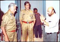 Om Puri, Amitabh Bachchan and Govind Nihalani on the sets of Dev