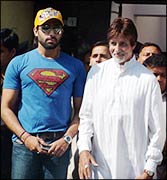 Abhishek and Amitabh Bachchan walk out of Lilawati Hospital