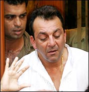 Sanjay Dutt breaks down at the funeral