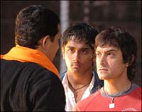 Atul Kulkarni, Siddharth and Aamir Khan in RDB