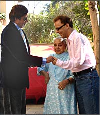 Amitabh Bachchan with Vidhu Vinod Chopra and his mother