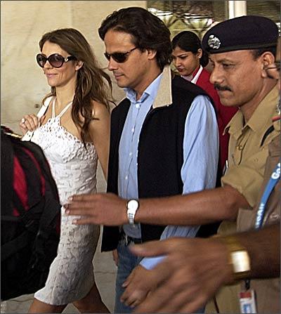 Newly Weds Liz Hurley Arun Nayar Arrive In Mumbai Rediff Com Movies