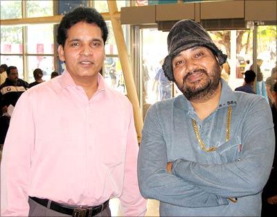 Reader Deepak Deshpande with Daler Mehndi