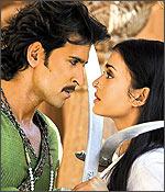 Hrithik Roshan and Aishwarya Rai Bachchan in a still from Jodhaa Akbar