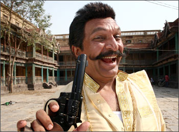 Nasser as Rice Plate Reddy in a scene from Quick Gun Murugun