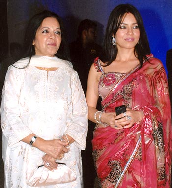 Mahima Chaudhry poses with her mother