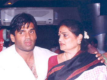Suniel Shetty and his mom