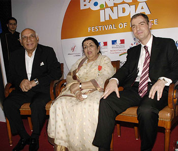 Yash Chopra, Lata Mangeshkar and Gerome Bonnfont