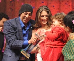 Vindhu Dara Singh with wife Dina and daughter Amelia