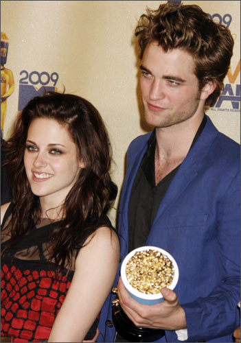 <I>Twilight</I>'s Kristen Stewart and Robert Pattinson pose after winning the Best Movie award