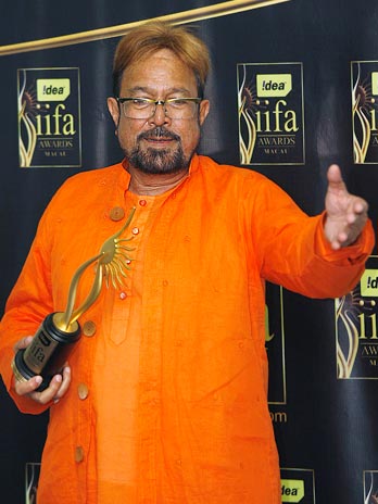 Rajesh Khanna poses with his Lifetime Achievement award at the 10th International Indian Film Academy (IIFA) awards in Macau, China