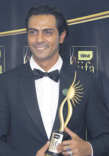 Arjun Rampal poses with his award