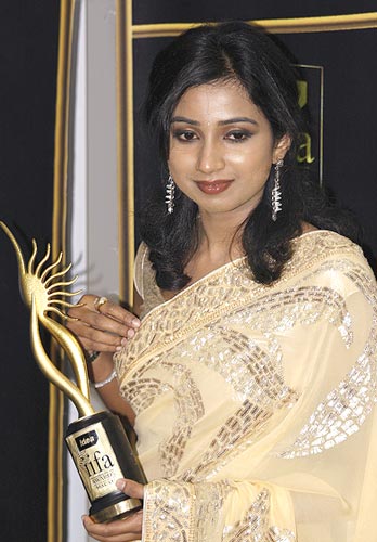 Shreya Ghosal poses with her award