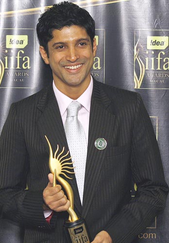 Farhan Akhtar poses with his award