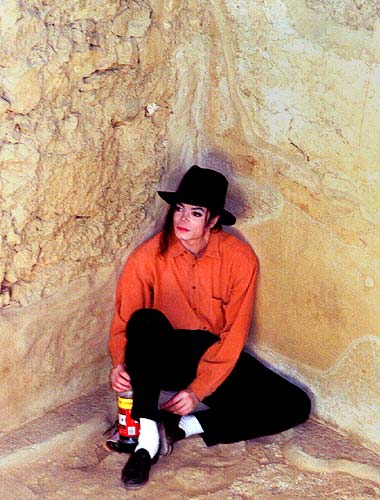 Michael Jackson finds a quiet corner to sit in at Israel's Masada in this September 19, 1993 file photograph