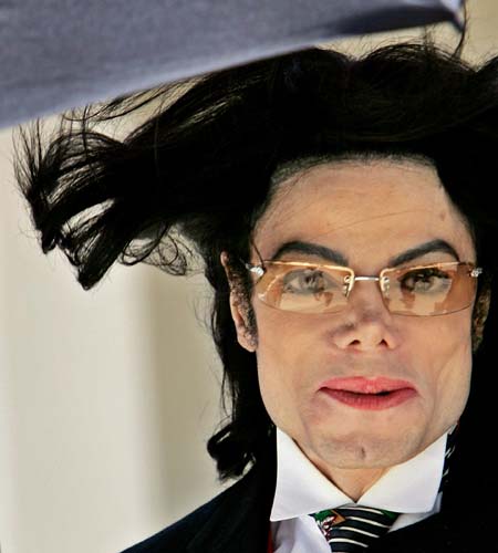 Michael Jackson departs from the Santa Barbara County courthouse, April 29, 2005, in Santa Maria, California
