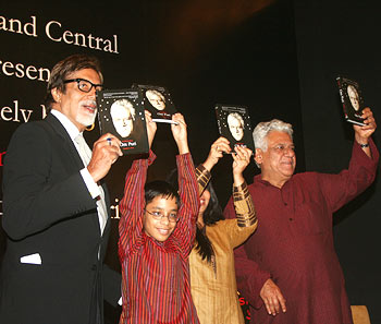 Amitabh Bachchan, Ishaan, Nandita Puri and Om Puri at the book launch