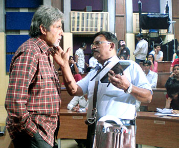 Amitabh Bachchan and Deepak Sawant on the sets of Teen Patti