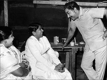 Sivaji and Kamala Ganesan with Lata Mangeshkar at the play, Thangapadakkam