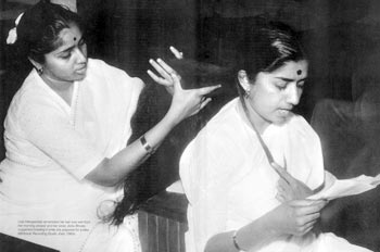 Sisters Asha Bhosle and Lata Mangeshkar