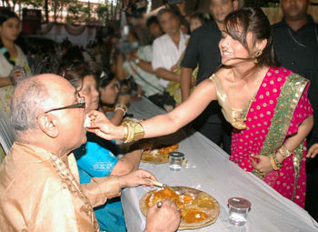 Rani Mukerji feeds her father