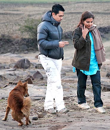 Aamir Khan and Anusha Rizvi on the sets of Peepli Live
