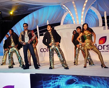 Salman Khan performs with dancers