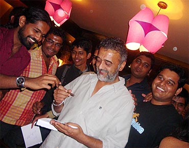 Lucky Ali interacts with his fans