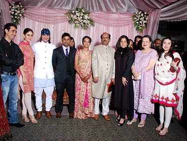 Lovely Singh, Kareena Kapoor, Saif Ali Khan, Hemant Bhanadari, Rashi, Dr Ramesh Agarwal, Sabina Khan, Babita and Karisma Kapoor