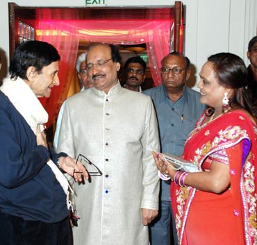 Dev Anand greets Dr Agarwal and his wife
