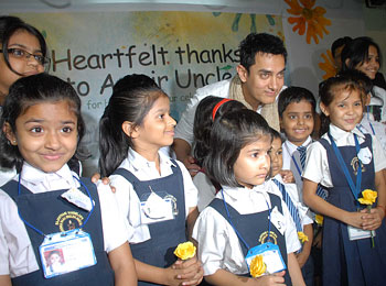 Aamir Khan poses with kids