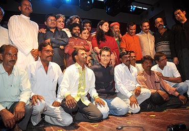 Aamir Khan with the cast and crew of Peepli Live